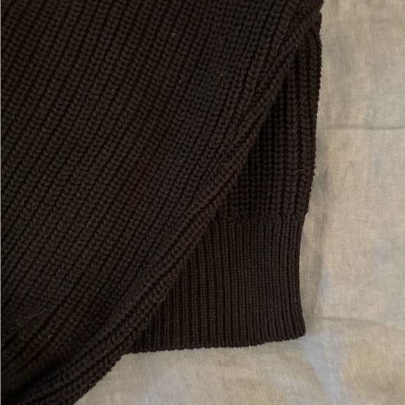 Vetta The Convertible Chunky Cardigan Sweater, 3 in 1 - Black, Size M - Picture 11 of 13